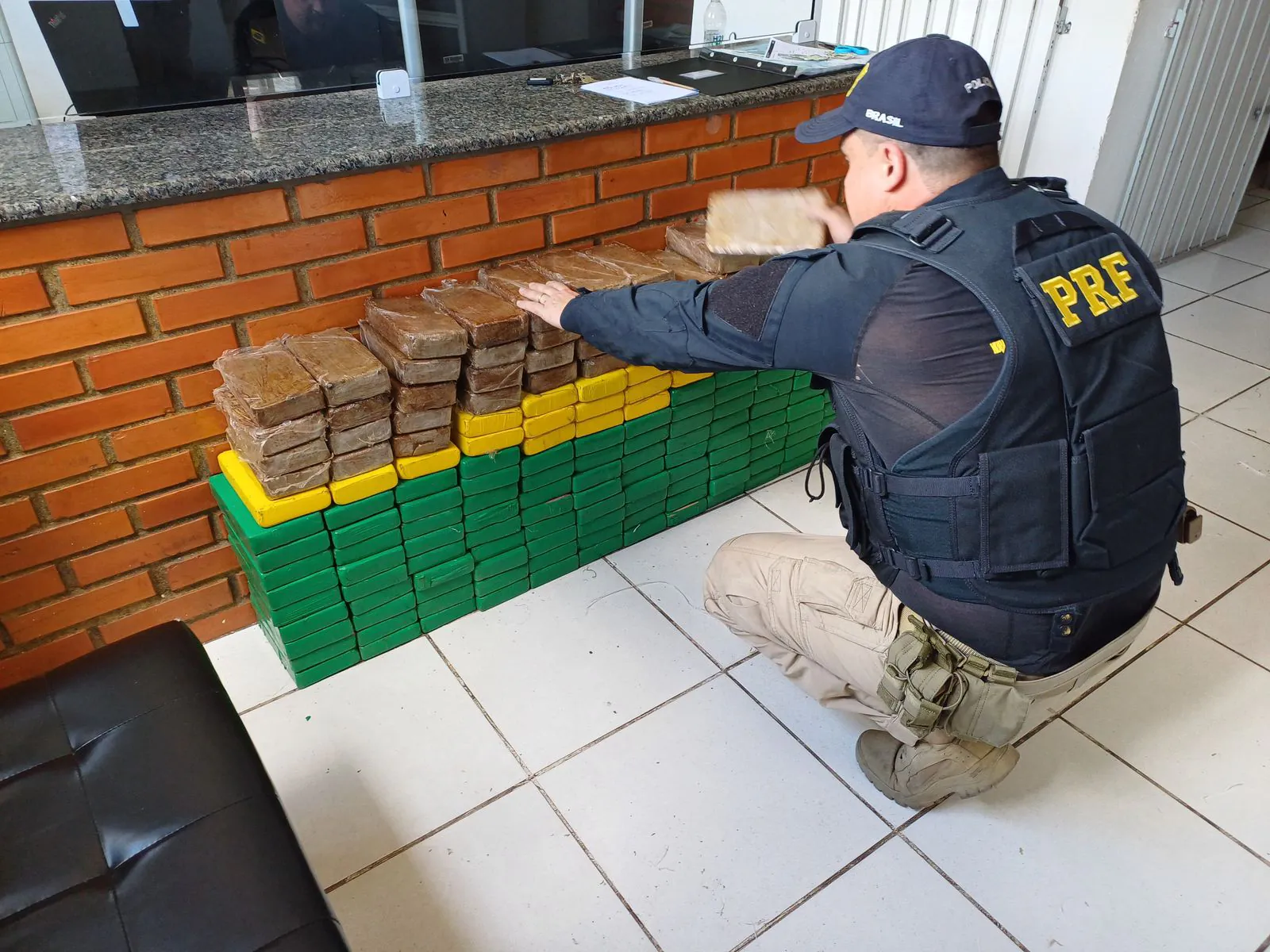 PRF apreende mais de 200 Kg de cocaína em caminhão de mudança em Rosário do Sul