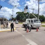 Equipes trabalham na conclusão de instalação de sinaleiras