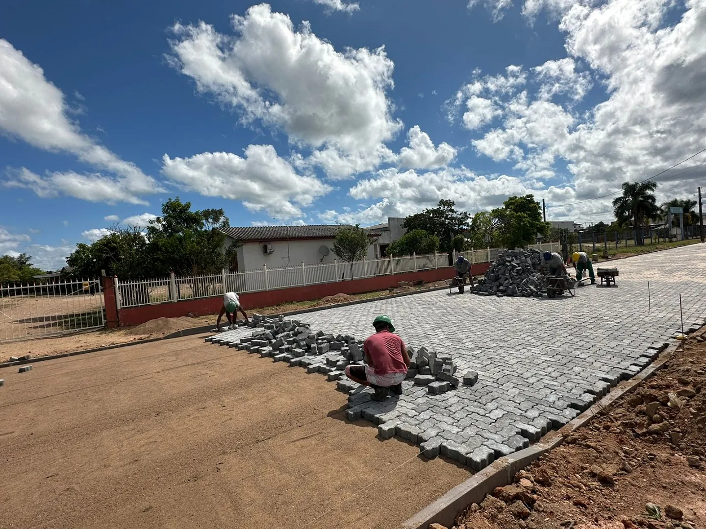 Duas ruas do bairro Parque Residencial Arroio Duro recebem calçamento em Camaquã