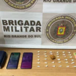 Brigada Militar prende homem e apreende adolescente por tráfico de drogas em Camaquã