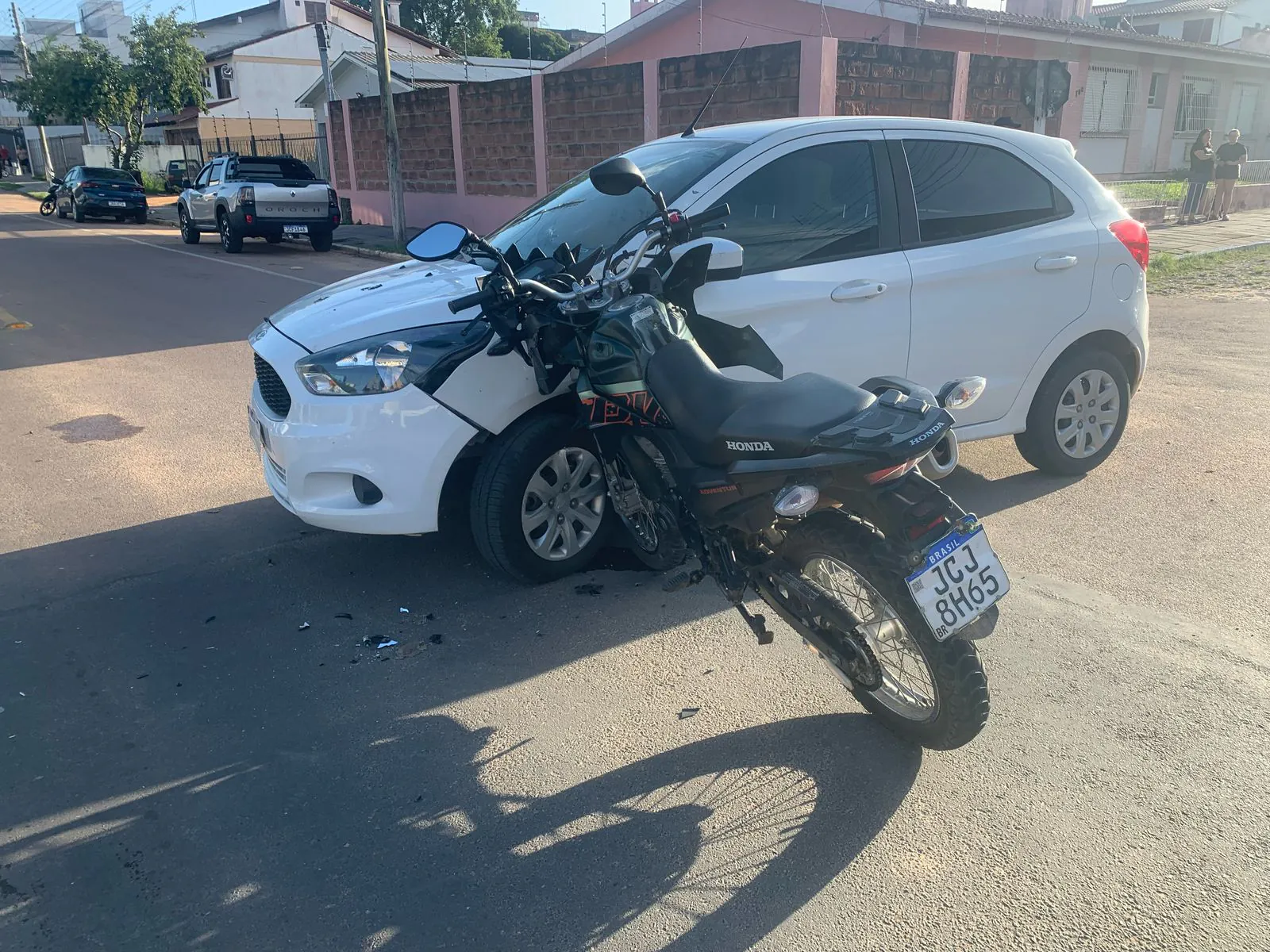 Colisão entre carro e moto deixa motociclista ferido em Camaquã