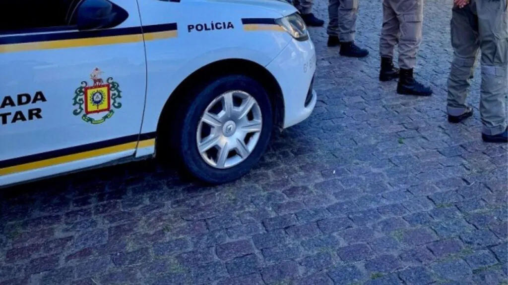 Acusado de furtar carro é amarrado por populares após colisão - Brigada Militar