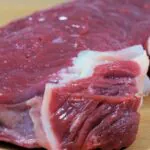 China suspende compra de carne bovina de 3 frigoríficos do Brasil