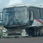 Acidente com ônibus e carros causa morte na BR-290