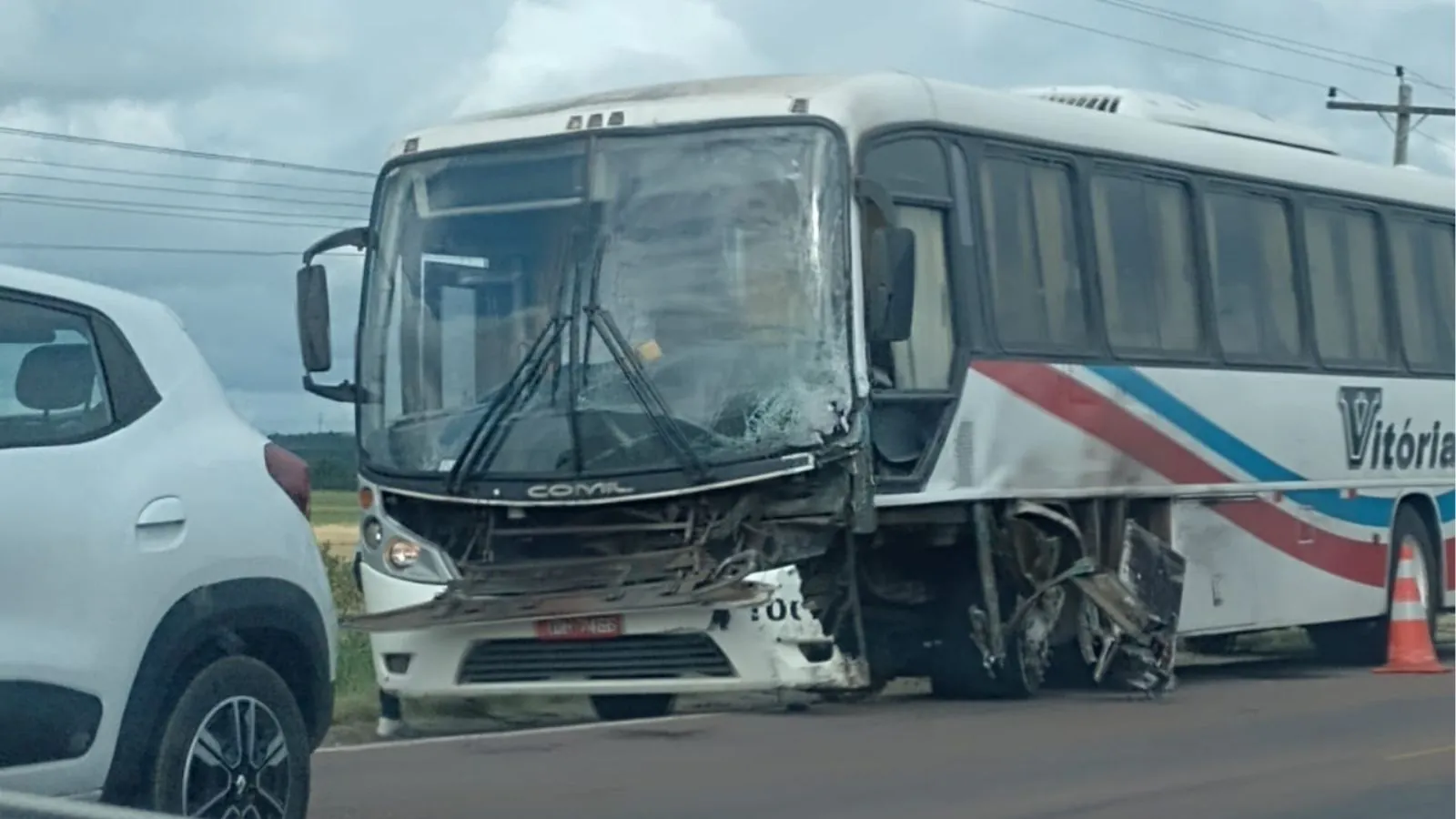 Acidente com ônibus e carros causa morte na BR-290