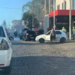 Corpo de Bombeiros controla princípio de incêndio em veículo no centro de Camaquã