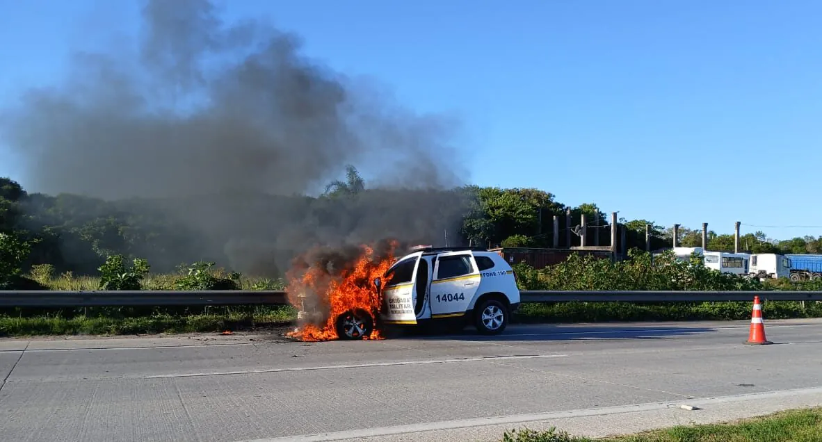 Viatura da Brigada Militar pega fogo na BR-392 em Rio Grande. Foto: Divulgação