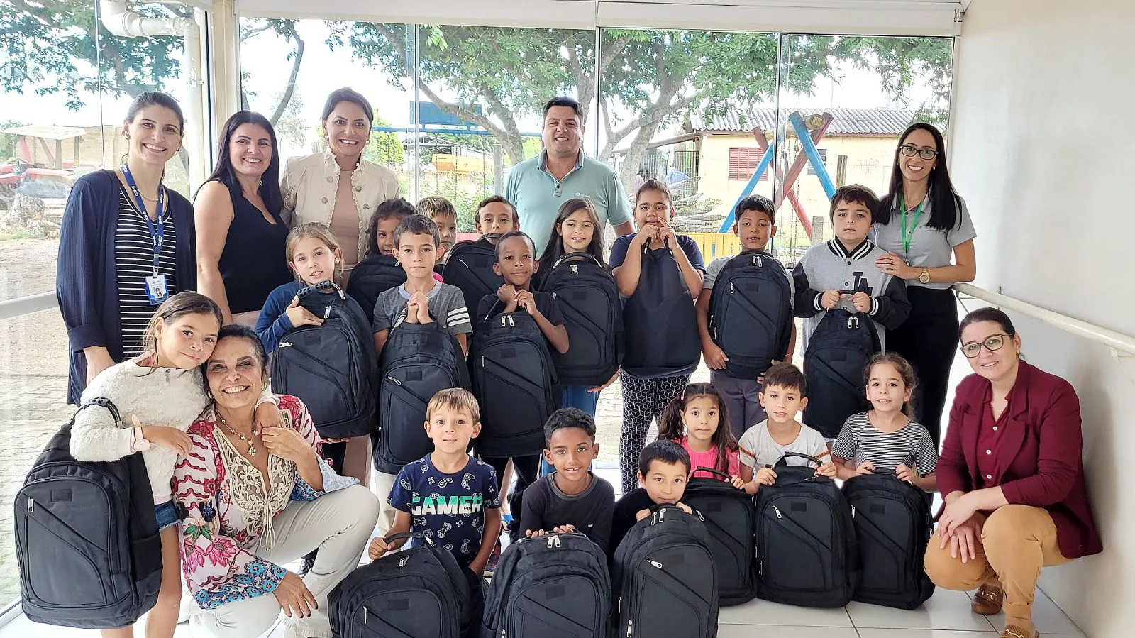 Sicredi distribui kits escolares para alunos de Camaquã