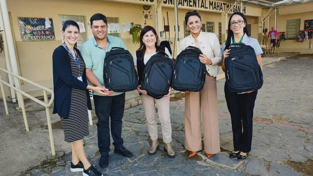 Sicredi distribui kits escolares para alunos de Camaquã