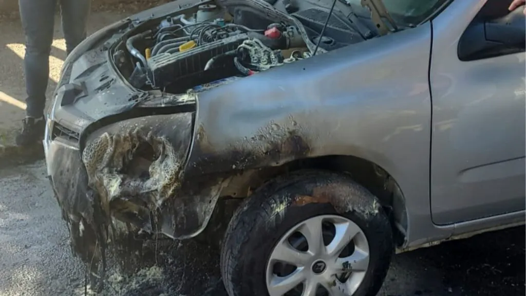 Carro de motorista de aplicativo pega fogo em Camaquã