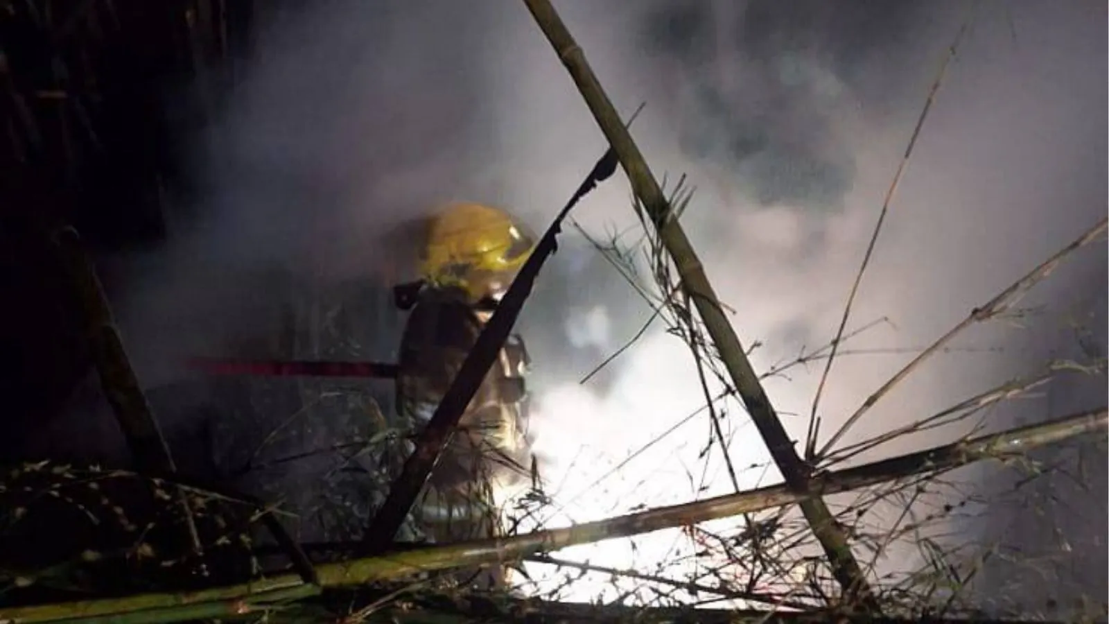 Bombeiros controlam incêndio em área de difícil acesso em Encruzilhada do Sul