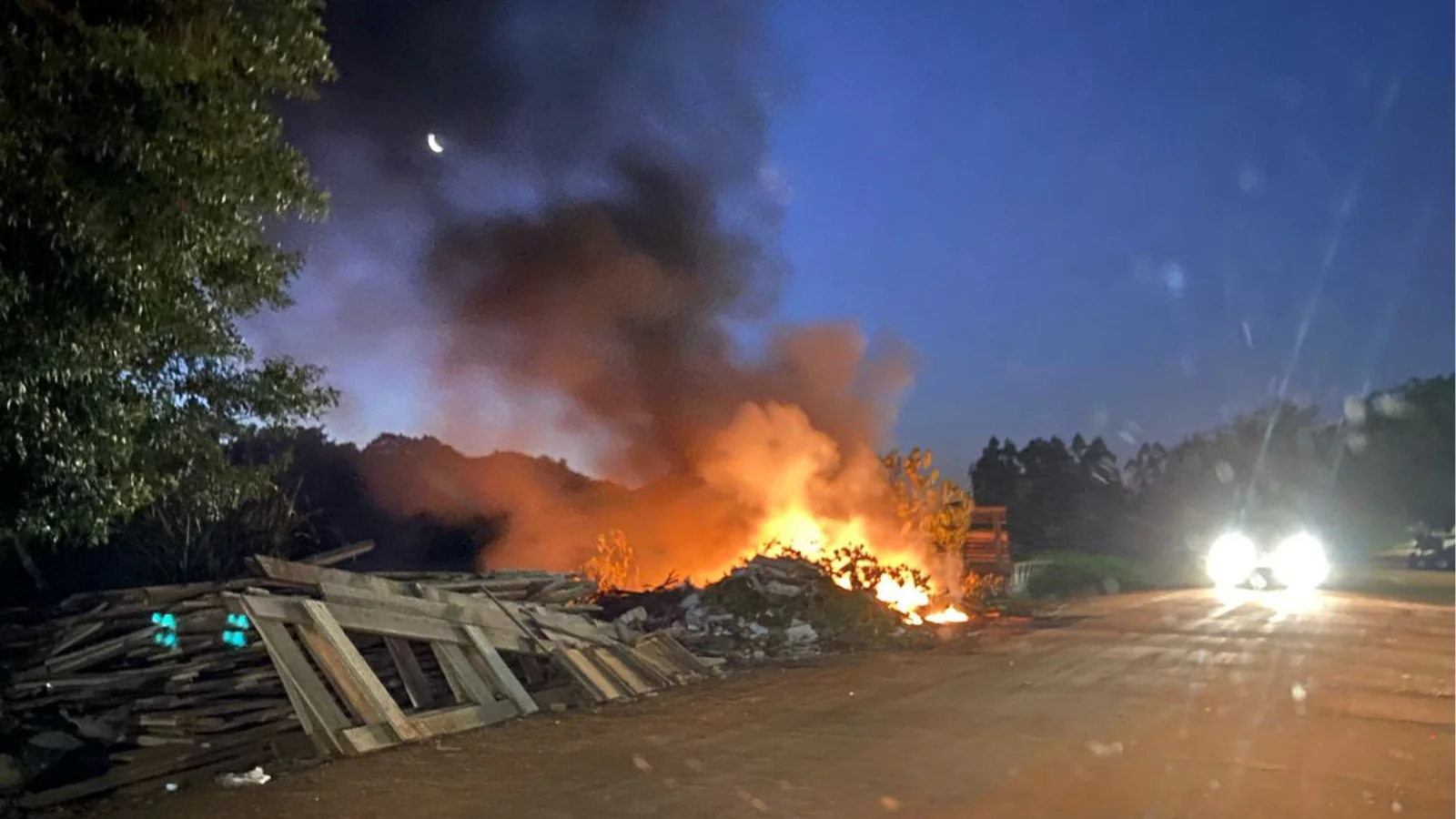 Fumaça preta causada por queima irregular de lixo assusta moradores em Camaquã