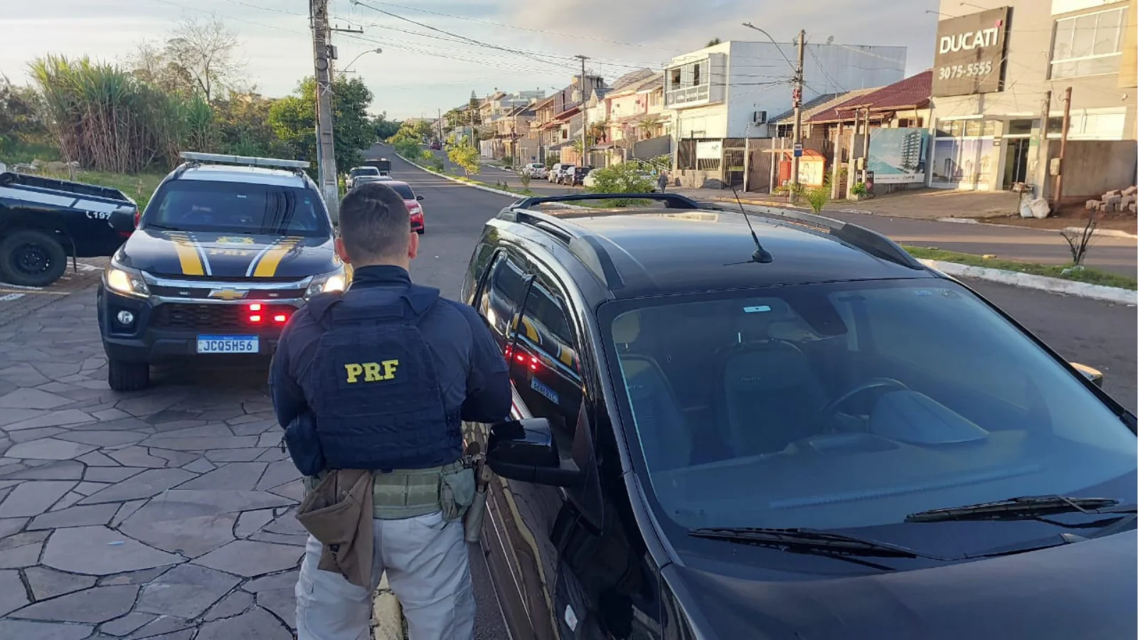 PRF prende foragido após fuga em carro clonado em Sapucaia do Sul