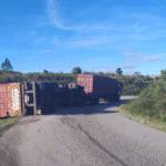 Pista bloqueada na BR-392 após tombamento de carreta em acesso à Encruzilhada do Sul