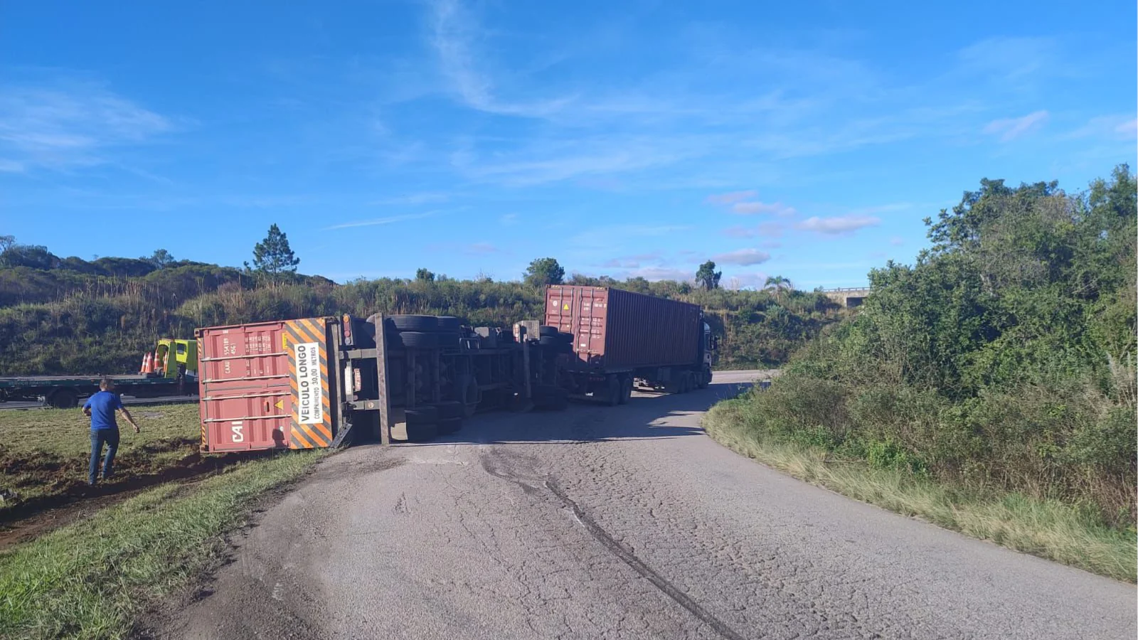 Pista bloqueada na BR-392 após tombamento de carreta em acesso à Encruzilhada do Sul
