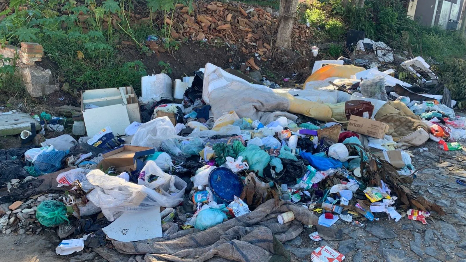 Descarte irregular preocupa moradores no Bom Sucesso