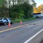 Acidente entre carro e ônibus mata quatro jovens na RS-404, em Rondinha
