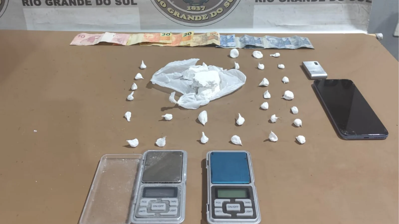 Força Tática prende traficante com delivery de drogas em Pelotas
