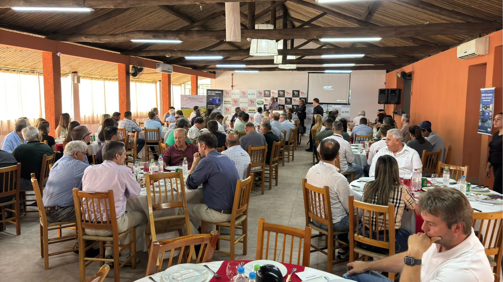 ExpoCamaquã 2025: Rádio Acústica transmite ao vivo reunião almoço com representante da CMPC Brasil