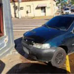 Carro invade calçada e colide contra prédio em Camaquã