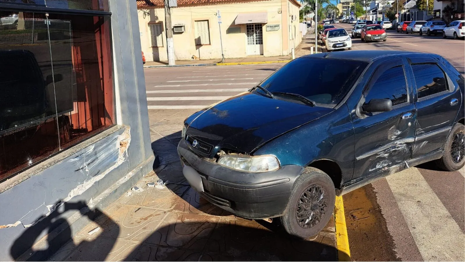 Carro invade calçada e colide contra prédio em Camaquã