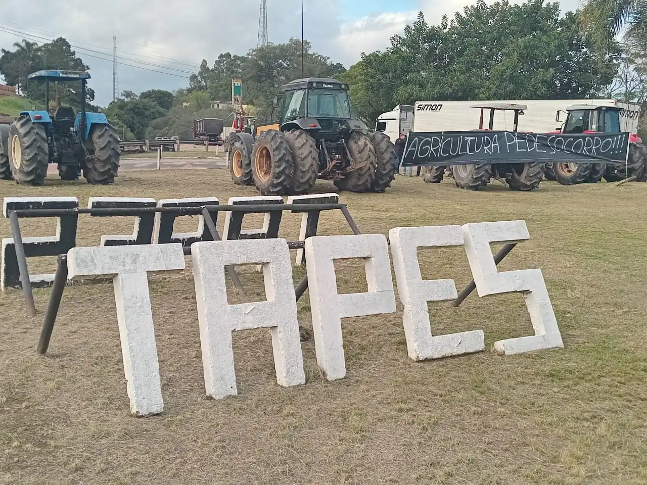 Agricultores realizam protesto em Tapes por renegociação de dívidas com o governo federal. Fábio Lima | Acústica FM