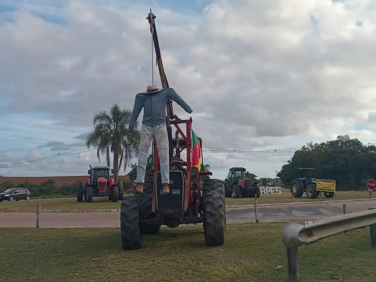 Agricultores realizam protesto em Tapes por renegociação de dívidas com o governo federal. Fábio Lima | Acústica FM