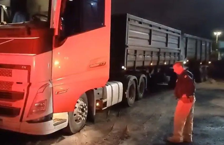 PRF intercepta carreta com 40 toneladas de excesso de peso na BR-290