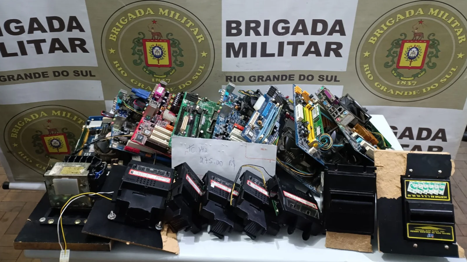 Brigada Militar apreende máquinas caça-níqueis em bar de Canguçu
