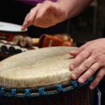 O som invisível: como o silêncio molda a música brasileira