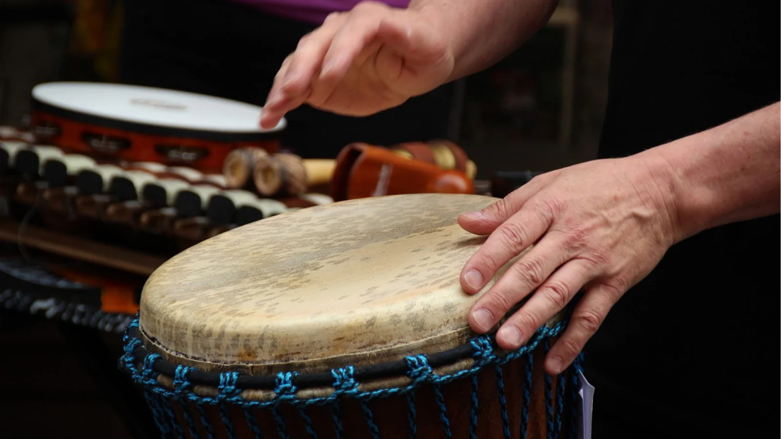 O som invisível: como o silêncio molda a música brasileira