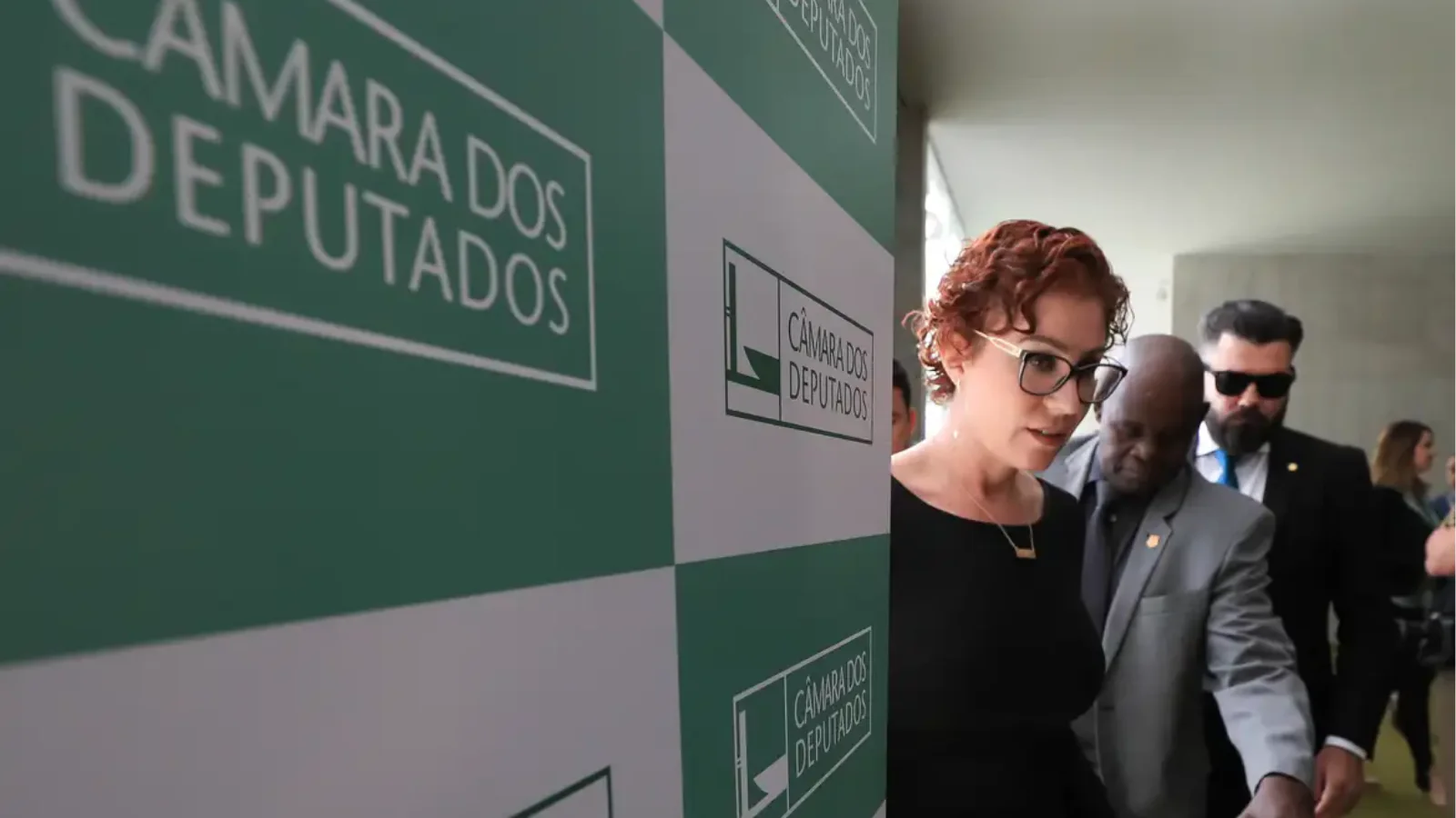 STF julga recurso de Carla Zambelli para anular condenação