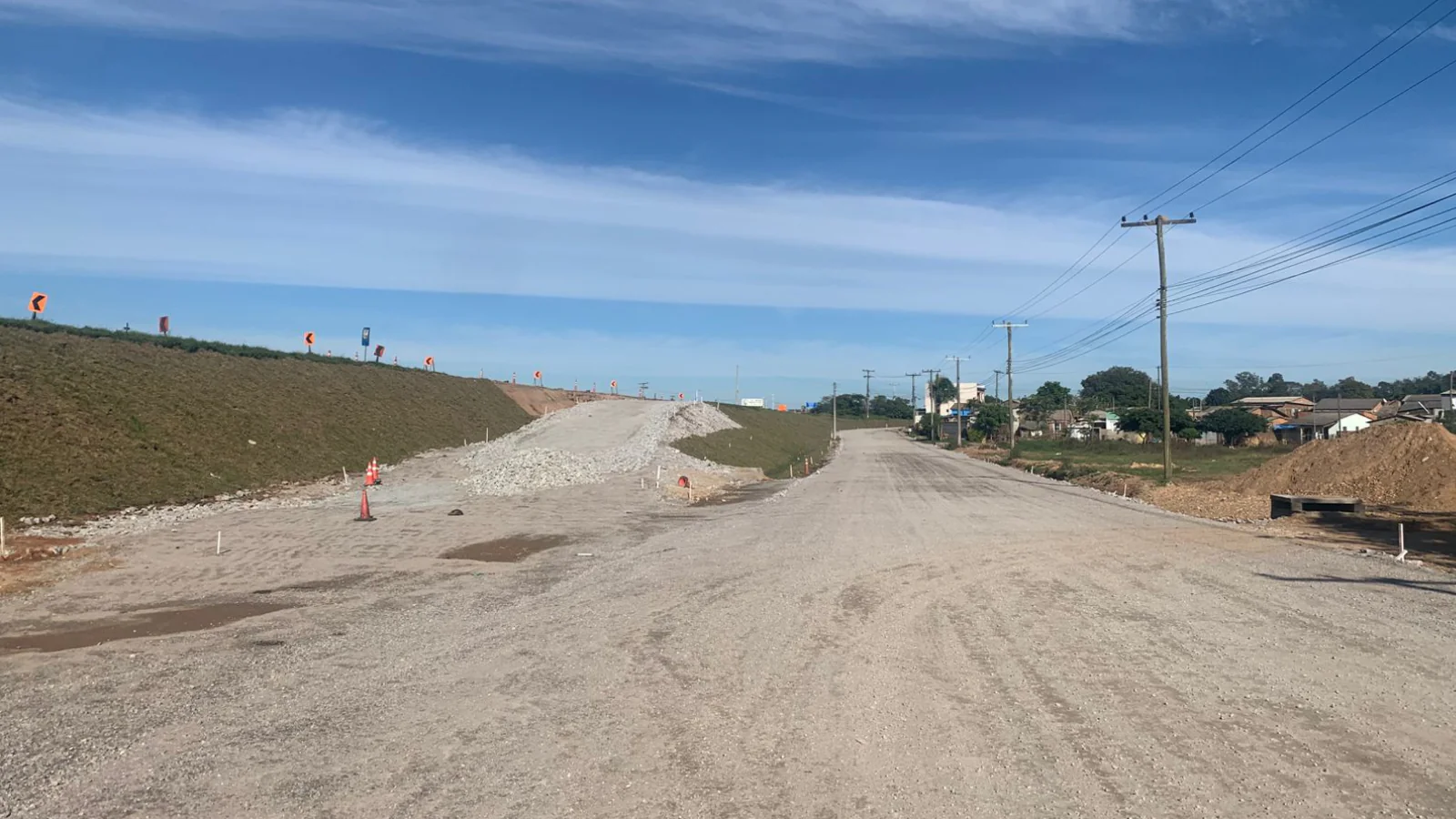 Obras de construção de vias laterais avançam às margens da BR-116 em Camaquã