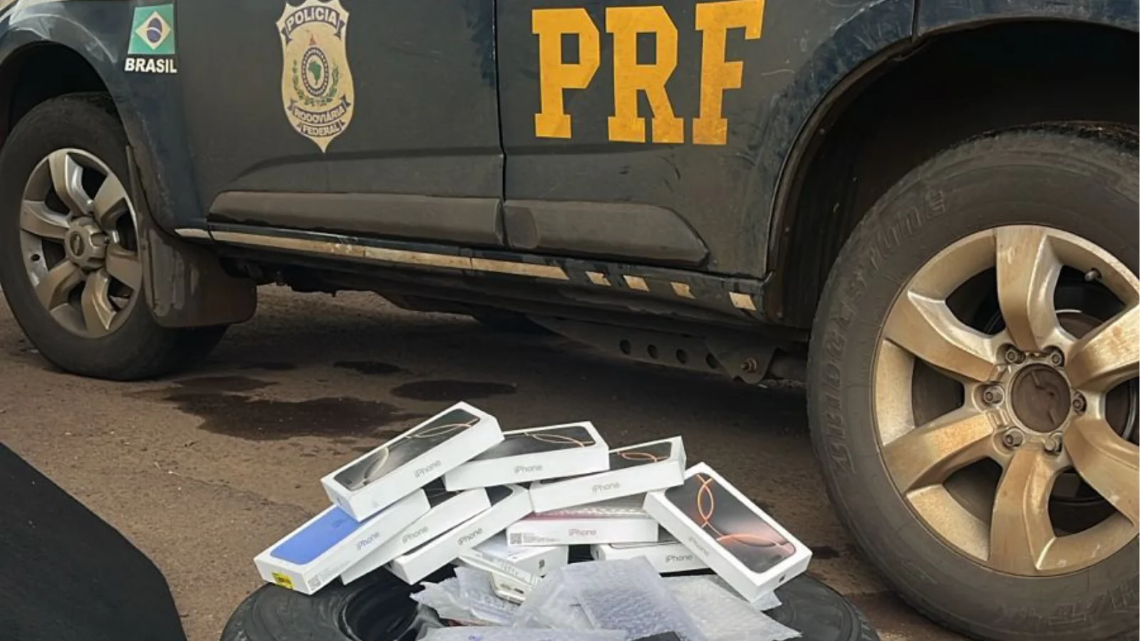 PRF flagra homem transportando celulares escondidos em estepe