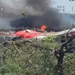 Avião com 242 passageiros cai perto de aeroporto na Índia