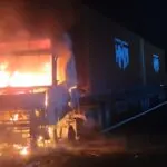 Carreta incendeia e gera bloqueio no trânsito em Rio Grande