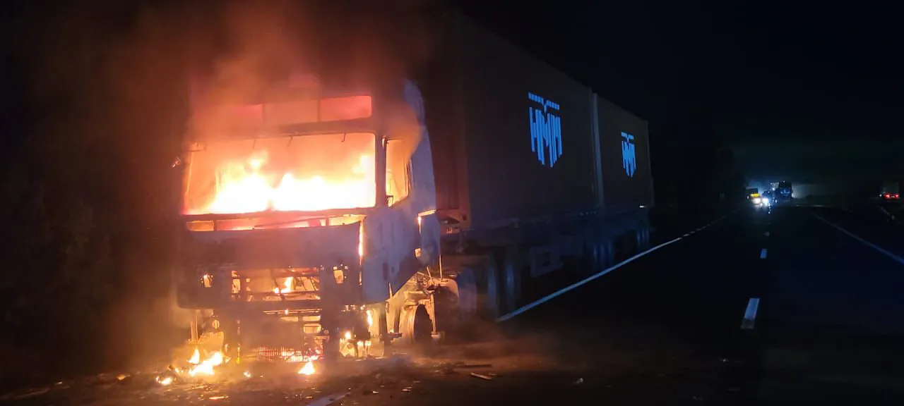 Carreta incendeia e gera bloqueio no trânsito em Rio Grande