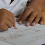 Professora é indiciada por linguagem racial contra aluno