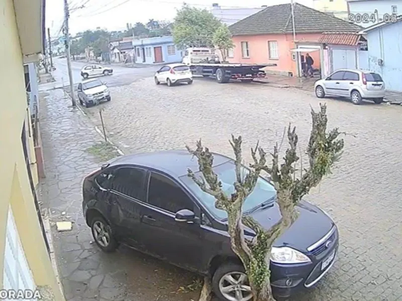 Camaquã: casa é atingida por carro após susto no trânsito