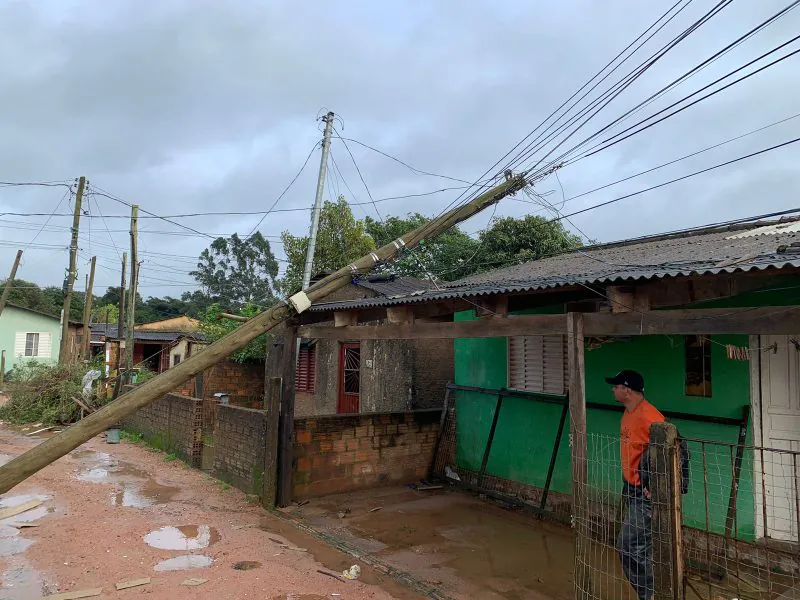 Imagem mostra poste caído sobre residência em Camaquã causando falta de luz