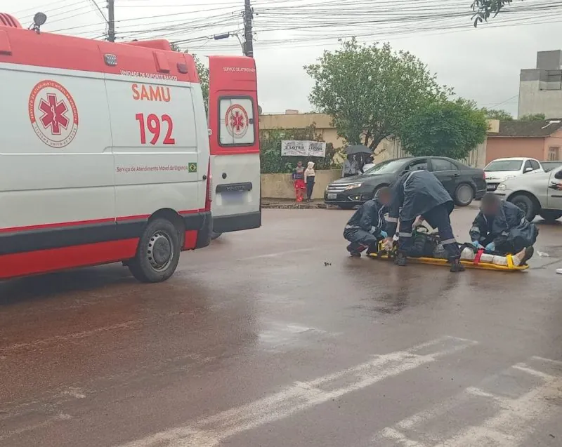 Homem fica ferido após colisão entre carro e moto em Camaquã